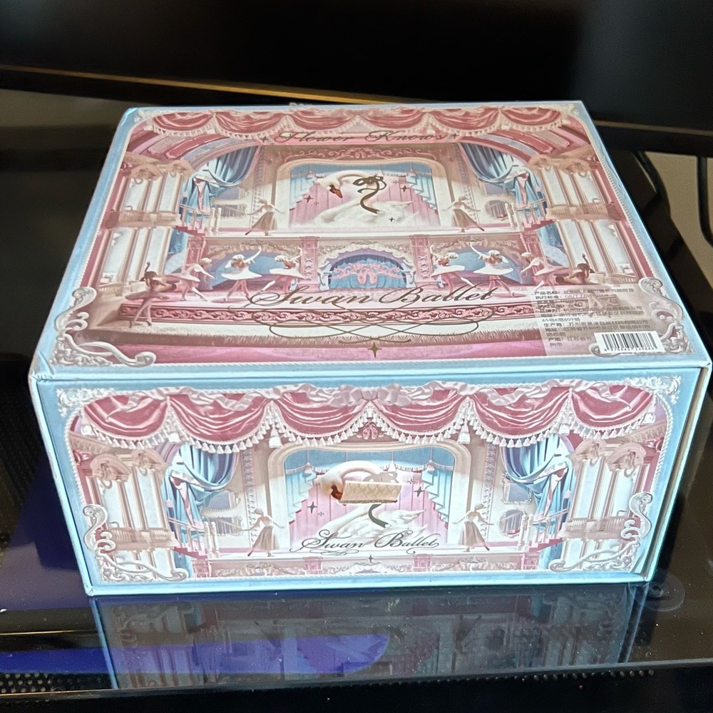 FlowerKnows swan lake box gift set